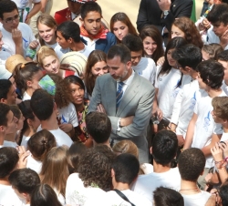 Su Alteza Real el Príncipe de Asturias conversa con los jóvenes que participan en la "RutaQuetzal BBVA 2013"